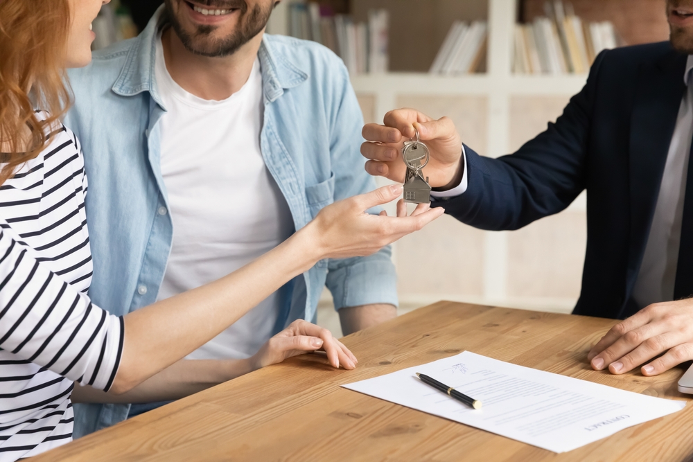 Cropped,Close,Up,View,Happy,Couple,Receiving,Keys,From,New